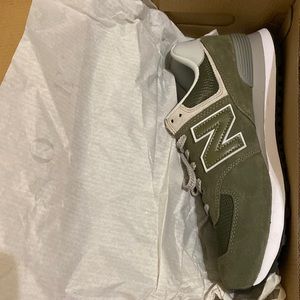 New Balance Classics Traditionnels; size 8.5 (mens)